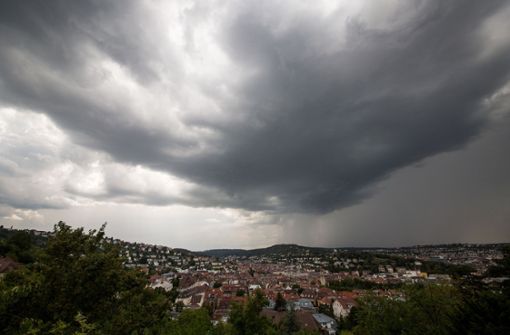 Meteorologen warnen vor einer Gewitterfront (Archivfoto). Foto: dpa/Christoph Schmidt
