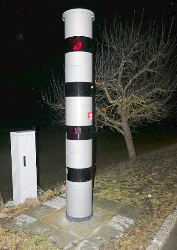 Eine stationäre Radarsäule soll wie in Weigheim die zu schnellen Fahrzeuglenker in der Tuninger Straße in Mühlhausen bremsen. ﻿  Foto: Bombardi Foto: Schwarzwälder Bote