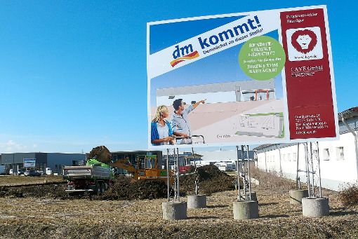 Der dm-Markt kommt, der Humus wird bereits abgegraben – am Mittwoch ist in Dotternhausen Spatenstich. Foto: Visel Foto: Schwarzwälder-Bote