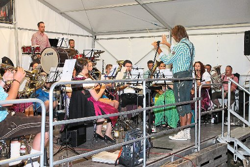 Die Musikkapelle Vöhirngen bietet beim Biergartenfest beste Unterhaltung.  Fotos: Holzer-Rohrer Foto: Schwarzwälder-Bote