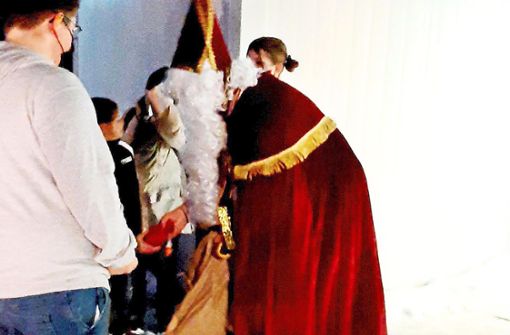 Der Nikolaus bringt den Kindern vor dem neuen Jugendraum in Meßstetten Geschenke. Foto: Kopf