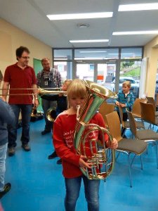 An Blechblasinstrumenten konnten sich die Schüler beim Besuch des Musikvereins ausprobieren. Foto: Schule Foto: Schwarzwälder-Bote