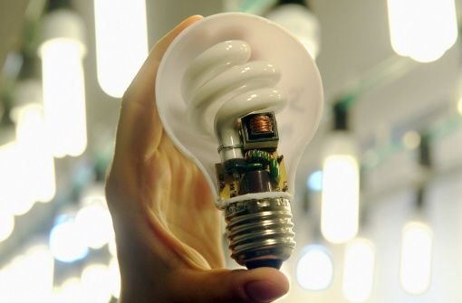 Mit ein paar maßnahmen lassen sich rund 300 Euro Stromkosten im Jahr sparen (gerechnet bei 21 Cent je Kilowattstunde). Energiesparlampen bringen jährlich 90 Euro. Ebenso viel ... Foto: tmn