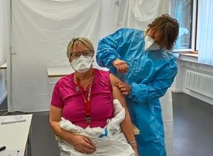 Auftakt der Impfaktion im Pflegeheim Ita von Toggenburg: Elke Piechotta wird von der medizinischen Fachangestellten Margit Thomma geimpft.Fotos: Lück Foto: Schwarzwälder Bote