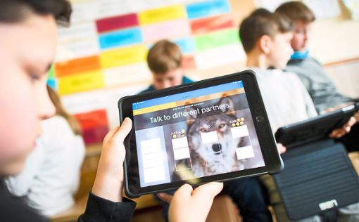 Schüler lernen mit iPads im Englischunterricht. Auch für die Gütenbacher Schule werden mit Mitteln aus dem Digitalpakt zwölf dieser Geräte angeschafft.  Foto: Stratenschulte
