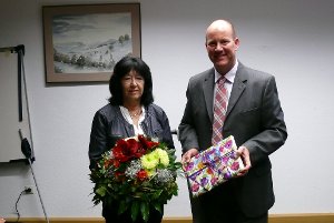 Gisela Amann  erhält von Bürgermeister Oliver Schmid Blumen und ein Geschenk zum Abschied.  Foto: Werthenbach Foto: Schwarzwälder-Bote