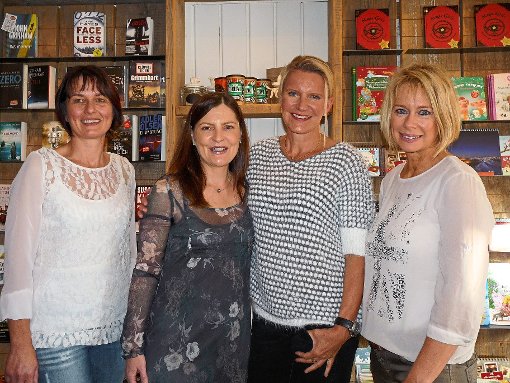 Annette Schütte (Zweite von links) ist die neue Inhaberin des Buch-Cafés Coffee Tales, das   von Claudia Sodha (Zweite von rechts)  eröffnet wurde. Zum Mitarbeiterteam gehören Andrea Folsche (links) und Manuela Boxhorn (rechts). Foto: Selter-Gehring Foto: Schwarzwälder-Bote
