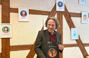 VHS-Leiter Clemens Schmidlin ist stolz auf das neue Programm der Volkshochschule Calw. Das Heft dazu liegt nun aus Foto: Biermayer
