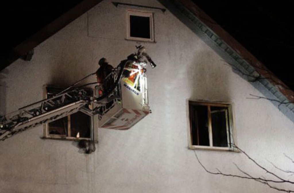 Beim Brand in einer Dachgeschosswohung in Ebersbach (Kreis Göppingen) ist in der Nacht auf Donnerstag ein Sachschaden von 100.000 Euro entstanden.