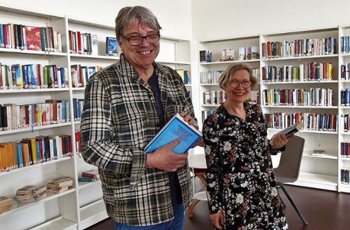 Diese beiden Leser sind am Sonntag im Angebot der Kippenheimer Bücherei fündig geworden. Foto: Schillinger-Teschner/Silvia Schillinger-Teschner
