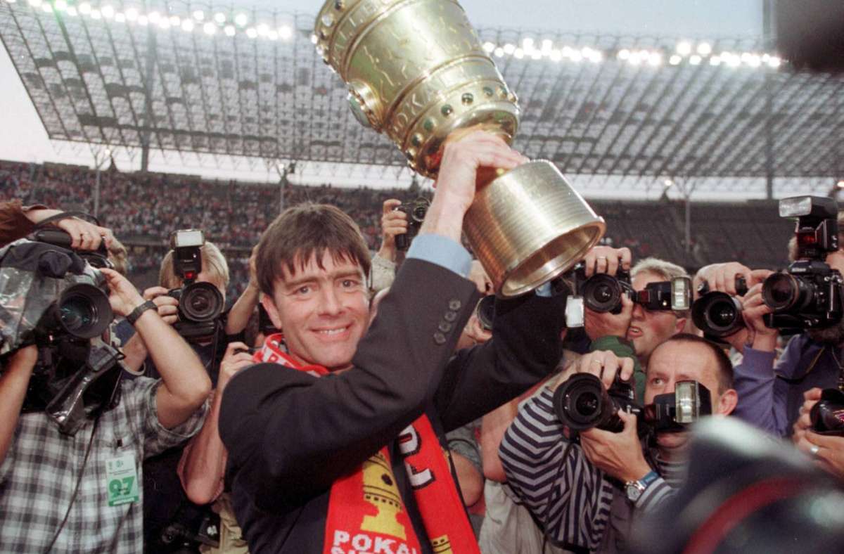 Der heutige Bundestrainer Joachim Löw mit dem Pott – der Südbadener führte den VfB 1997 zum Titel.