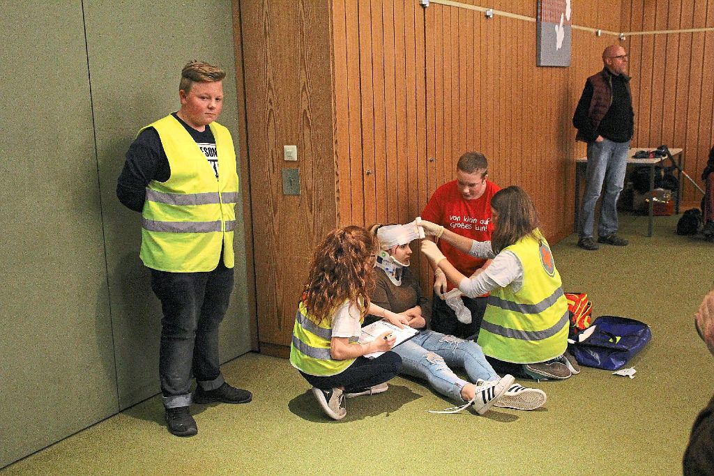 Schulsanitäter der Robert-Gerwig-Schule führen vor, wie man nach einem Treppensturz verletzte Person versorgt. Fotos: Hübner Foto: Schwarzwälder-Bote