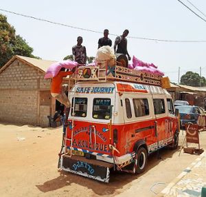 Der Transport der vom  Projekt für Kinder in Gambia finanzierten Reissäcke erforderte das übliche Organisationstalent der Helfer und wurde zum Teil auf Kleinbussen bewerkstelligt.  Die arme Bevölkerung ist von der Pandemie hart getroffen.Repro: Preuß Foto: Schwarzwälder Bote