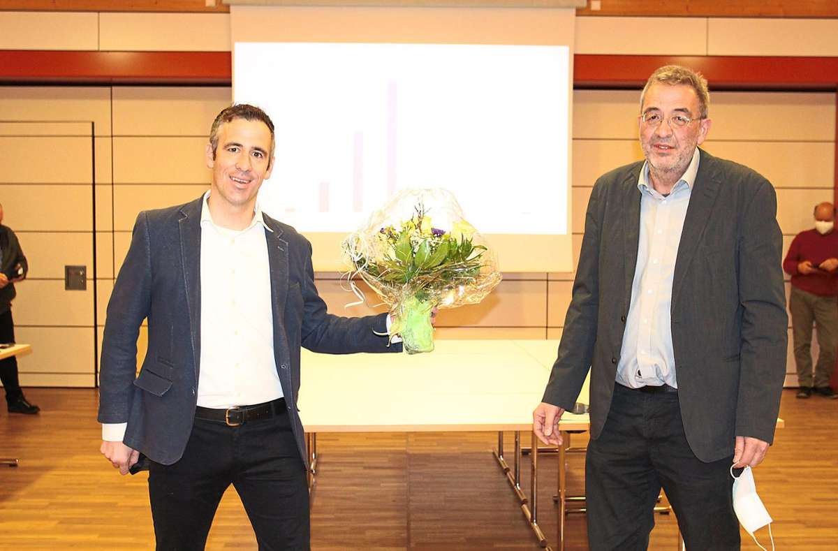 Wahlsieger Daniel Wolber (links), dem Bürgermeister-Stellvertreter Manfred Walz mit Blumen gratulierte. Foto: Sannert