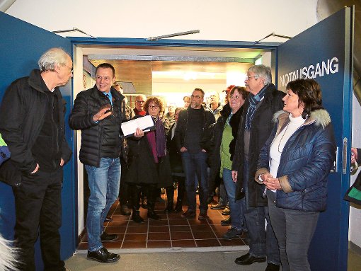 Udo Hollauer (Zweiter von links) informierte sachbezogen und zeigte den Besuchern alle Ecken des Thalia. Foto: Karina Eyrich