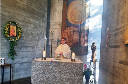 In der Seitenkapelle hat Pfarrer Hans-Joachim Fogl den Gottesdienst zelebriert. Foto: Katholische Kirchengemeinde St. Elisabeth/Petra Schulz