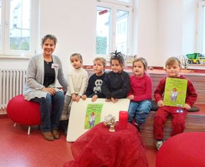 Die Vorschulkinder des evangelischen (oben) und katholischen Kindergartens  besuchen die Stadtbücherei. Fotos: Kindergarten Foto: Schwarzwälder Bote