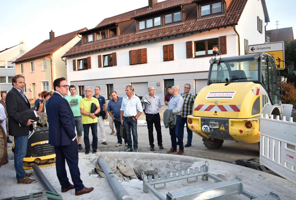 Planer Rainer Christ (links) erläutert Bürgermeister Peter Schumacher und den Gemeinderäten den Baufortschritt am Mini-Kreisverkehr im Bereich Seedorfer Straße/Hauptstraße. Fotos: kw