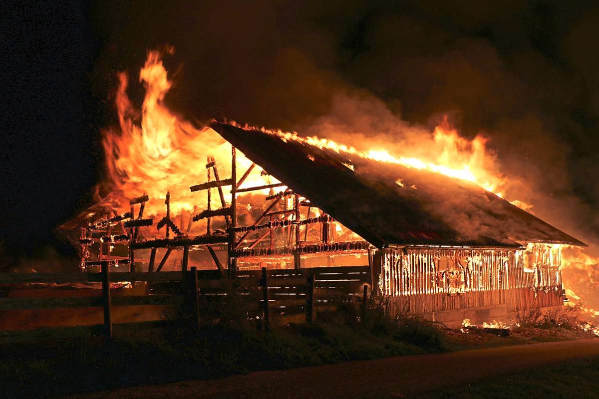Lichterloh brannte der Stall von Christian Nübel in der Nacht zum Samstag.