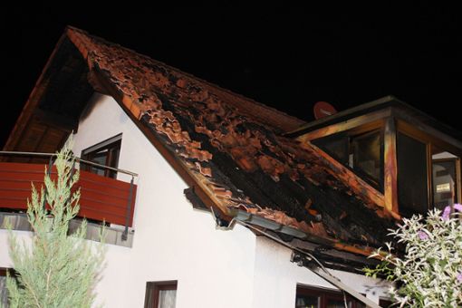 Ein Dachstuhlbrand hat ein Einfamilienhaus in Schura unbewohnbar gemacht.  Foto: Bartler