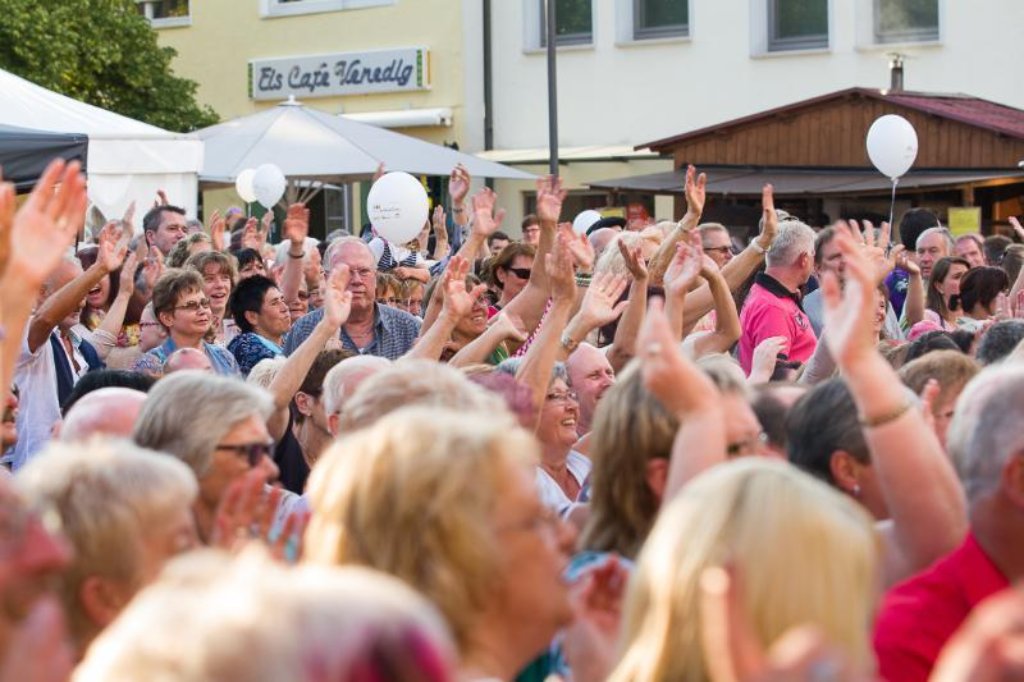 Die Hände zum Himmel: Die Fans auf dem Balinger Marktplatz sind in ihrem Element.