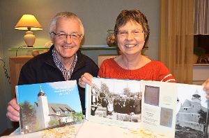 Werner und Elke Schlecht  freuen sich über den gelungenen Bildband zur Ottenbronner Kirche.  Foto: Bausch Foto: Schwarzwälder-Bote