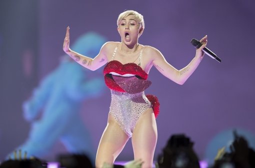 Gewohnt knapp bekleidet: Miley Cyrus in der Lanxess-Arena in Köln.  Foto: dpa