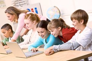 Der Computer ist heute aus der Schule nicht mehr wegzudenken. Kinder lernen den Umgang damit. Foto: ©  AVAVA – stock.adobe.com Foto: Schwarzwälder Bote
