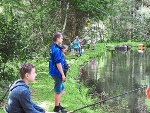 Zahlreiche Kinder zeigten am Ufer des Teinachtalsees beim Angeln mit den Fischerfreunden Teinachtal Geduld. Foto: Stocker Foto: Schwarzwälder-Bote