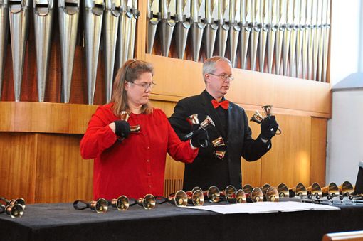 Erin und Ben Roundtree lassen die  Handglocken in der evangelischen Kirche erklingen.  Foto: Ziechaus Foto: Schwarzwälder Bote