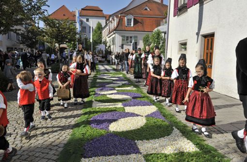 Fronleichnam 2019 in Hüfingen mit eindrucksvollem, aber etwas verkürztem, Blumenteppich. Ob Besucher des Fronleichnam-Festes in Hüfingen diesen Anblick noch einmal erleben dürfen, steht in den Sternen. Foto:  