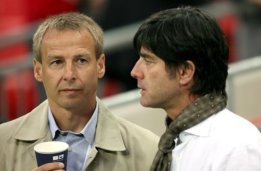 Am Donnerstag trifft Joachim Löw (rechts) mit der DFB-Elf im letzten Gruppenspiel auf seinen ehemaligen Chef und jetzigen Coach der USA, Jürgen Klinsmann. Ein Unentschieden würde beiden Mannschaften zum Weiterkommen reichen. (Archivbild) Foto: dpa