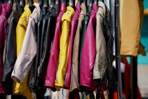 Neben Jacken und Mäntel gehören Handys, Geldbeutel oder Schlüssel zu den üblichen Fundsachen. (Symbolfoto) Foto: rose_mcavoy/pixabay