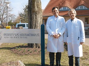 Informieren über Ganzheitliche Medizin im Krankenhaus: Thomas Breitkreuz (links) und Mathias Sauer, Fachärzte für Innere Medizin und Leitende Ärzte an der Paracelsus-Klinik. Foto: Zieglwalner Foto: Schwarzwälder-Bote