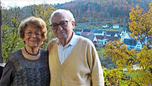 Inge und Siegfried Esslinger  sind seit 70 Jahren ein unzertrennliches Paar. Nun feiern sie die seltene Gnadenhochzeit. Foto: Steinmetz