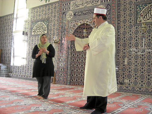 Der Imam Mustafa Erdem und die Übersetzerin Sema Bilal kümmerten sich um die MGG-Schüler. Foto: privat Foto: Schwarzwälder-Bote