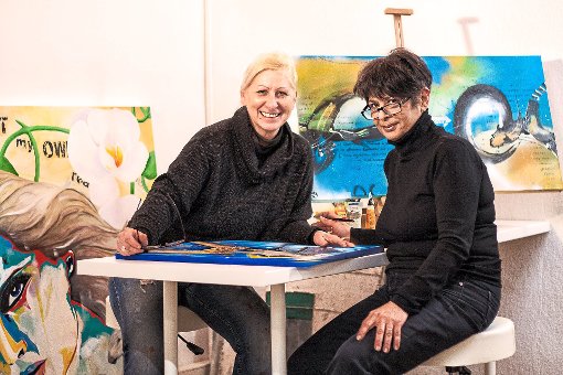 Anke Ryba (links) und Magdalena Washington richten Die Kunstwerkstatt ein.  Foto: Hartmann Foto: Schwarzwälder-Bote