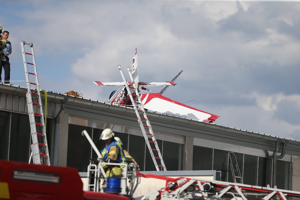 Bei einem Flugzeugabsturz im Gewerbegebiet Rammelswiesen ist am Donnerstagnachmittag ein Pilot ums Leben gekommen.