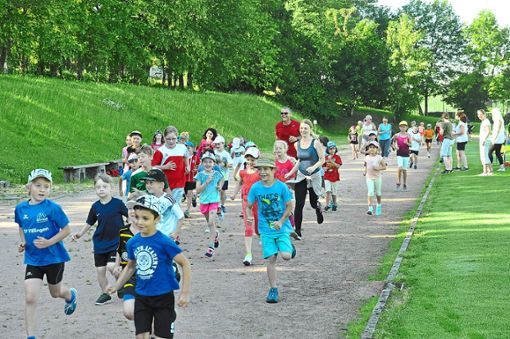 Beim Laufen für den guten Zweck nahmen auch die Erstklässler teil und konnten ihren Beitrag leisten. Foto: Schwarzwälder Bote