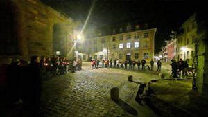 Auf dem Villinger Münsterplatz kommen etwa 50 Menschen zusammen. Foto: Kai Humphries