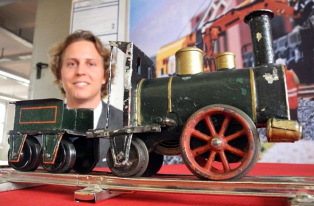 Florian Sieber, der Geschäftsführer des Modelleisenbahnherstellers Märklin mit der Modellbahn „Storchenbein“ aus dem Jahr 1891. Foto: dpa