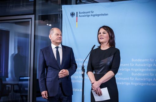 Bundesaußenministerin Annalena Baerbock prescht vor, Bundeskanzler Olaf Scholz warnt  vor einem „Überbietungswettbewerb“. Foto: dpa/Michael Kappeler