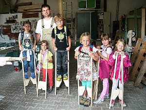 In der Schreinerei fertigten die Kinder Holzstelzen für den Kindergarten. Foto: Böhme Foto: Schwarzwälder-Bote