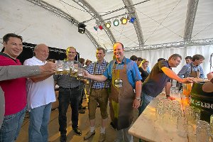 Ein Prosit auf das Stadtfest: Bürgermeister Oliver Schmid (rechts) stößt auf den Erfolg der Veranstaltung an. Foto: Renz