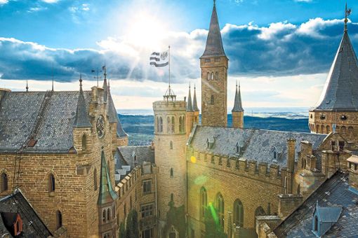 Die Sonne scheint auf die Burg Hohenzollern. Das Wahrzeichen der Region öffnet an diesem Freitag wieder für Besucher. Foto: Beck