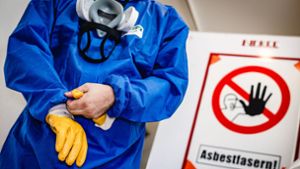 So läuft Asbest-Sanierung: Overall, Atemschutzmaske, Handschuhe und dazu noch eine Schutzbrille. Foto: IG Bau/Alireza Khalili