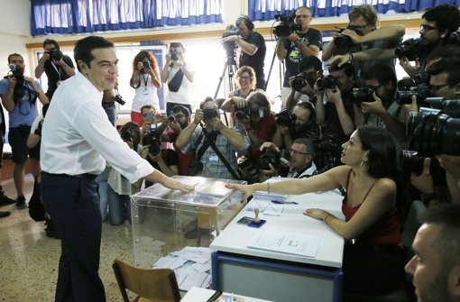 Wohin steuert Griechenland? Alexis Tsipras bei der Stimmabgabe. Foto: dpa