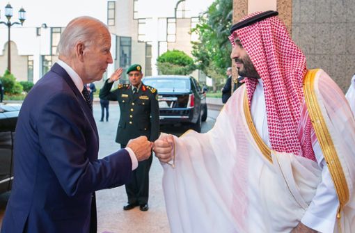 Statt seiner Hand hat Joe Biden dem saudischen Kronprinz die Corona-Faust gegeben. Foto: dpa/Uncredited
