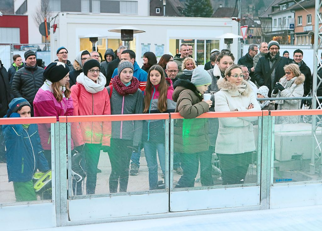 Auch an der Bande fanden sich ringsum zur Eröffnung der Blumberger Eisbahn zahlreiche Besucher ein.