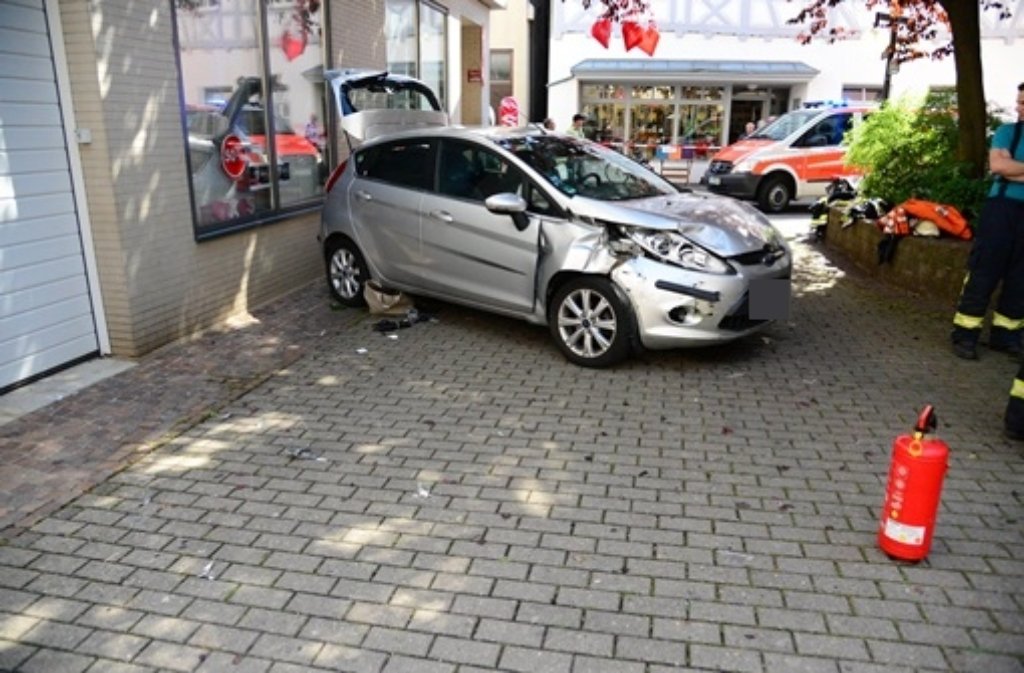 Ein 90-Jähriger verliert am Montagvormittag in Kirchheim offenbar die Kontrolle über seinen Wagen. Er erfasst bei seiner Irrfahrt eine 72-jährige Fußgängerin.
